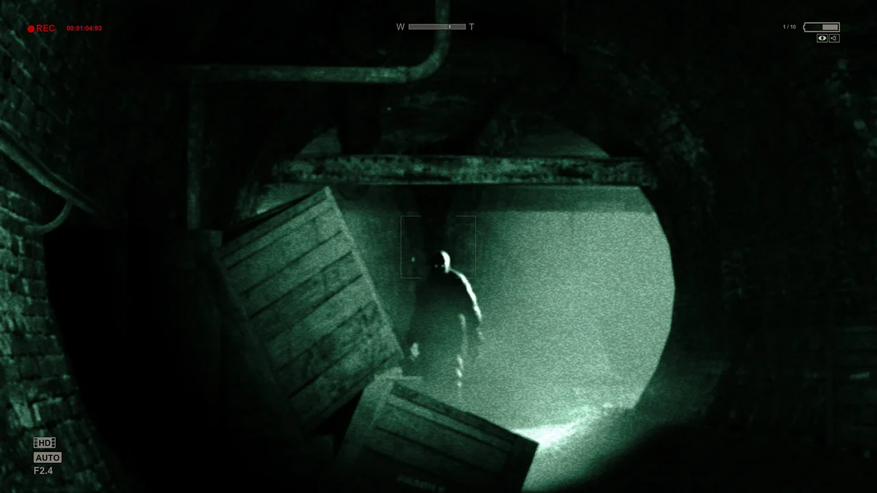 Outlast gameplay screenshot 4